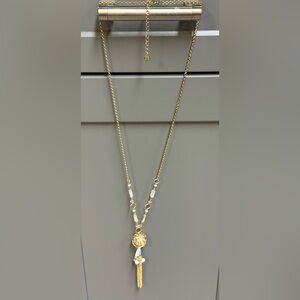 NWOT. Chic Gold and Pearl Necklace